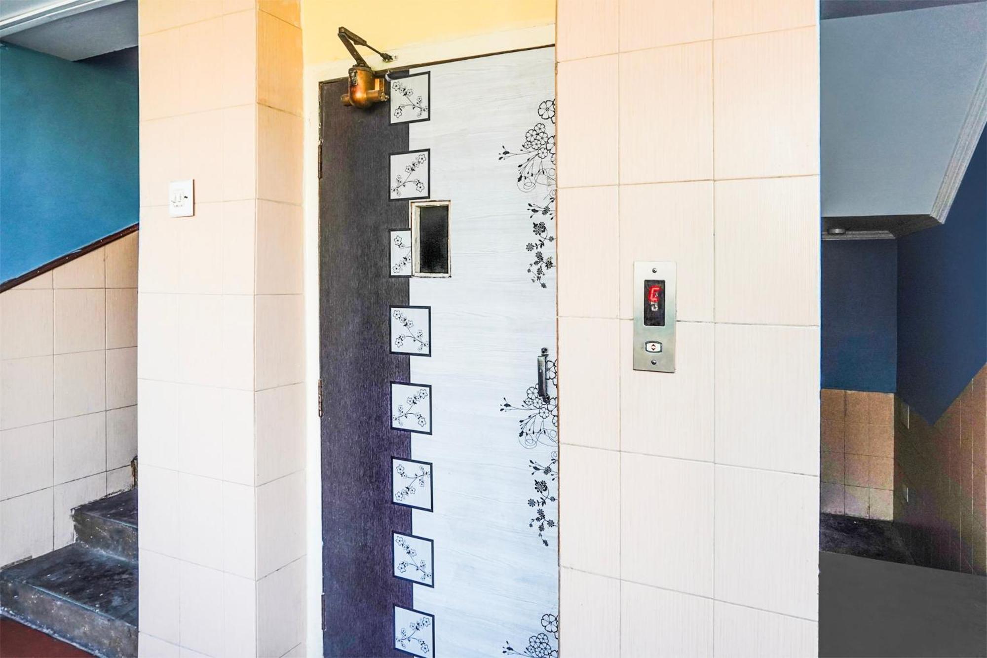 Hotel O Vibrant Residency 阿穆达巴 外观 照片